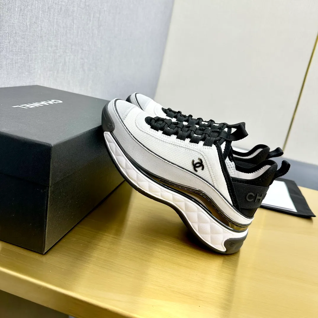 👟👟Ex-factory price 480👟👟 Women's shoe factory top version Chanel Chanel - 2023 counter top casual sports shoes This classic design; the upper is electro-embroidered with a variety of techniques; the outsole is fashionable and sporty; it is unusual to incorporate a variety of color matching elements... The diversified mix and match is very beautiful and versatile, and can be used for leisure, fashion, sports and outdoor... ꫛꫀꪝ Go➫ Material: ❶Upper is made of: original imported mercerized velvet + double-layer breathable mesh ❷Inside is made of: original imported breathable mesh ❸Outsole is based on: original TPU combination outsole Counter boutique packaging complete set Women 35-41 Men 38-46 ᅟᅠᅟᅠᅟᅠ